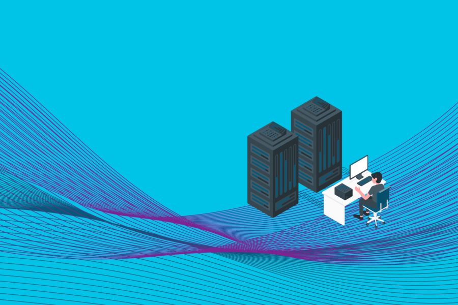 Immagine di un uomo al computer con due server